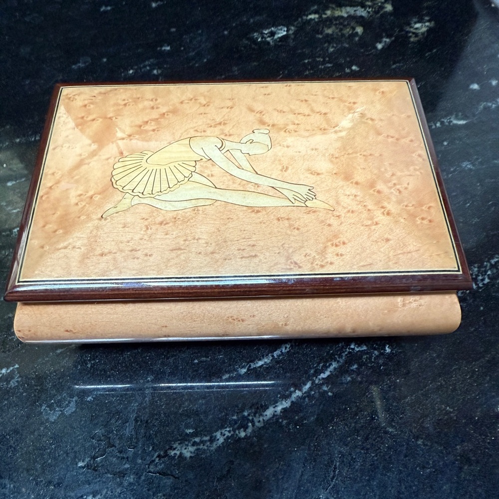 Sorrento vtg Music box Swan Lake